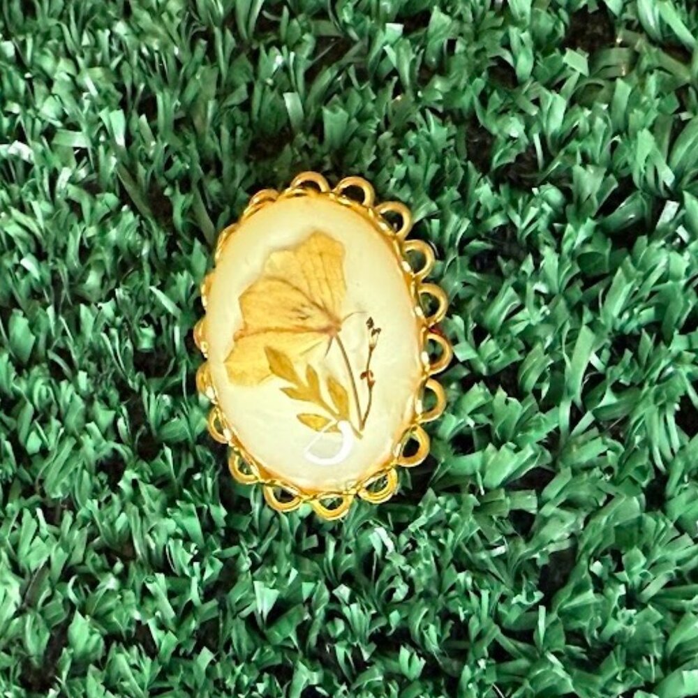 Lovely Dried Flower Cameo Gold Tone Vintage Brooch Pin Clothing Accessories